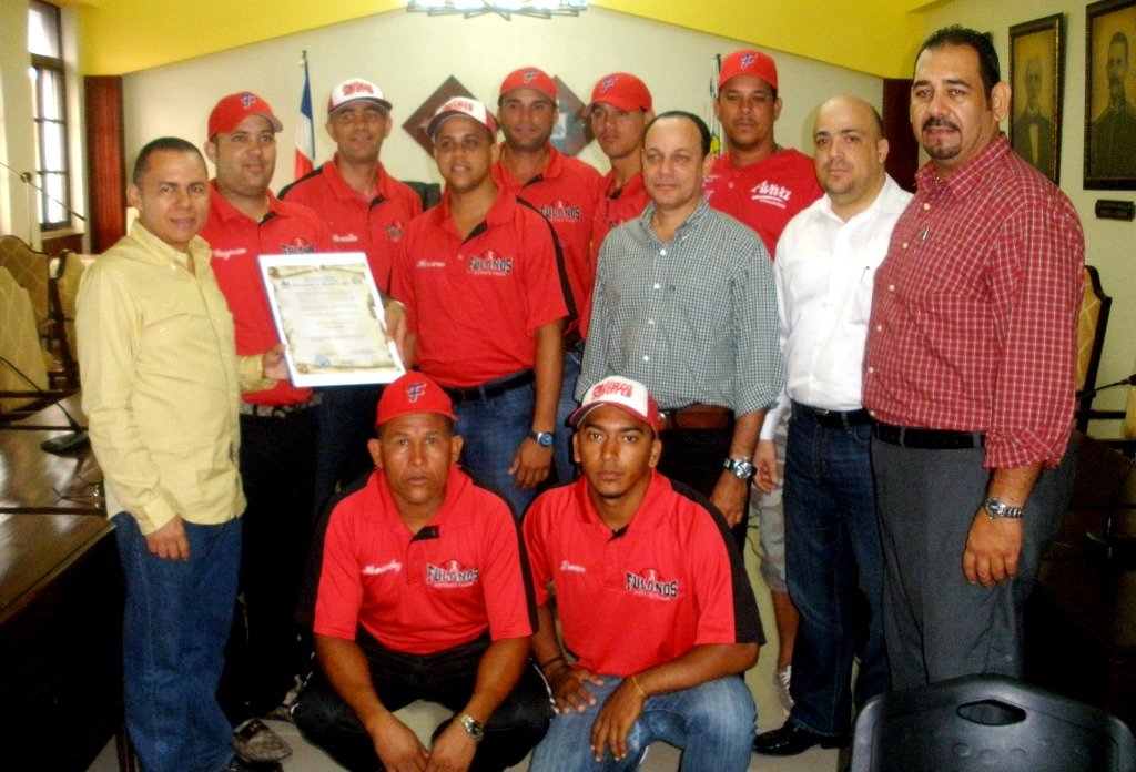 Ayuntamiento de Moca reconoce el equipo de softball Los Fulanos